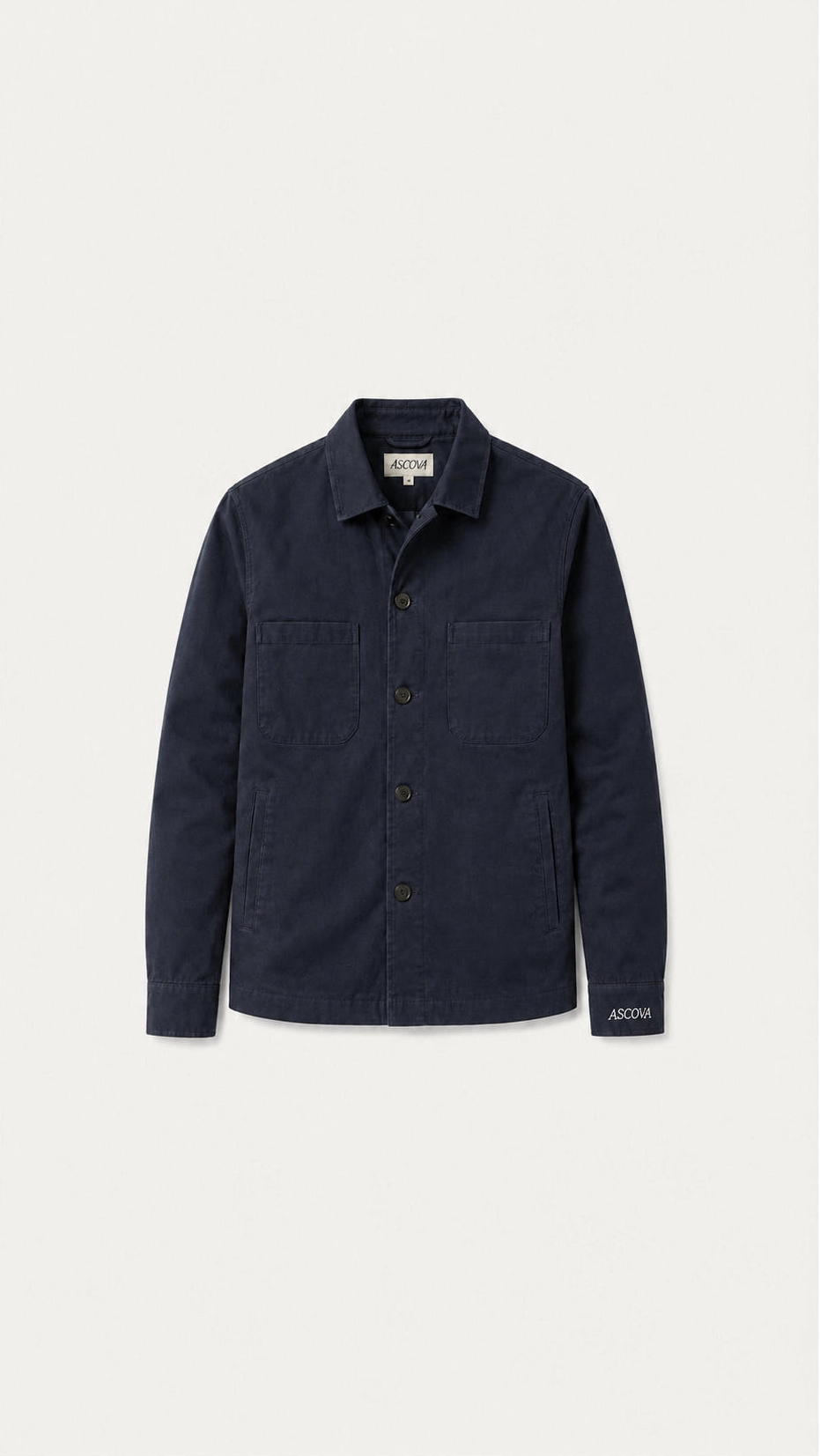 Forsiden av Navy Overshirt: spiss krage, fire knapper, to brystlommer